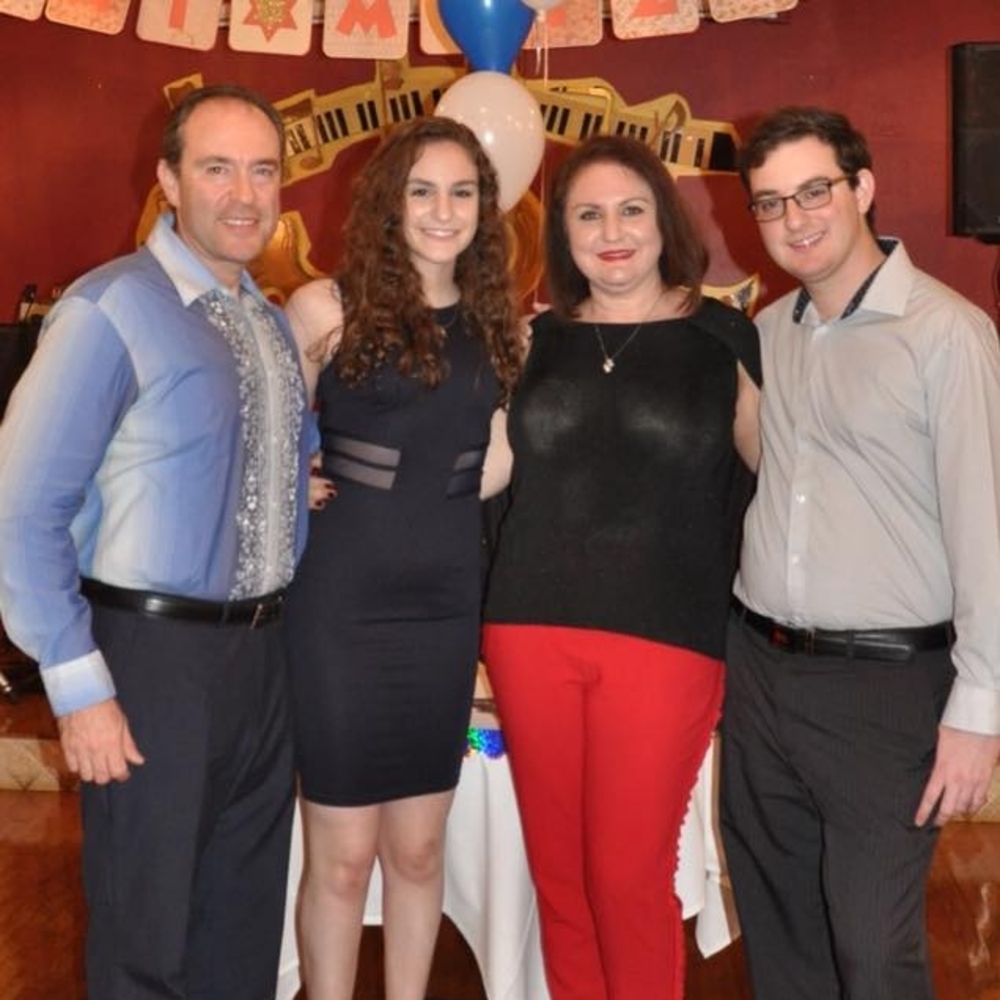 Meet your Posher, Larisa